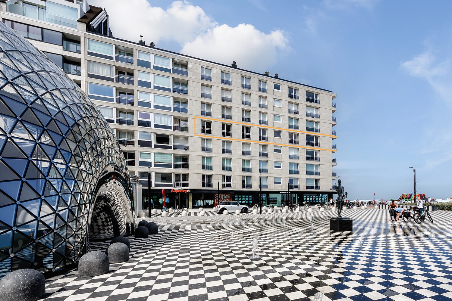 Groot hoekappartement van 165 m² op het Albertplein in hartje Zoute, frontaal zeezicht - foto 3