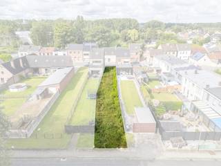 <p>Te koop: bouwgrond voor gesloten bebouwing in de Botermelkstraat, op de stadsrand van Dendermonde, omgeven door een groene omgeving.</p>
<p> </p>
<p>Deze bouwgrond biedt een ideale combinatie van rust en bereikbaarheid. Gelegen in een residentiële buurt, geniet u van een groene long vlakbij, terwijl het centrum en alle faciliteiten op korte afstand liggen. Dankzij de rustige ligging en vlotte verbindingen is dit perceel perfect voor wie comfortabel wil wonen met alle voorzieningen binnen handbereik. Bovendien is er de mogelijkheid om aan het uiteinde van het perceel een garage bij te bouwen, wat extra praktisch is.</p>
<p> </p>
<p>Belangrijkste ruimtes:<br />• Bouwgrond voor gesloten bebouwing<br />• Mogelijkheid tot bijbouwen van garage</p>
<p> </p>
<p>Troeven:<br />• Nabij groene long voor een aangename leefomgeving<br />• Rustige ligging met vlotte verbindingen naar centrum en faciliteiten<br />• Extra bouwmogelijkheid voor garage aan perceeluiteinde</p>
<p> </p>
<p>Neem vandaag nog contact op met uw ERA-makelaar voor meer informatie en een bezoek.</p>
<p> </p>
<p>JOUW DROOMGROND. ZO GEVONDEN!</p>