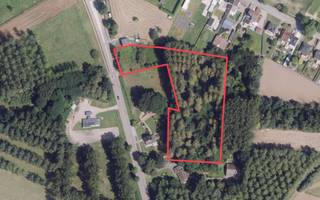 Ontdek dit prachtige perceel bouwgrond van 6a 48ca voor het realiseren van een halfopen bebouwing, gelegen langs de Hasseltsesteenweg in Tongeren-Borgloon. Deze gunstige locatie biedt een vlotte verbinding naar omliggende steden en voorzieningen.<br /><br />Het bouwperceel maakt deel uit van meerdere aanpalende percelen met een totale oppervlakte van 1ha 11a 70ca, waarop 170 populieren zijn aangeplant. Dankzij de ruime oppervlakte en de landelijke ligging zijn deze achtergelegen percelen uitermate geschikt voor het houden van dieren, zoals paarden of andere weidedieren. Dit maakt het geheel perfect voor natuurliefhebbers, hobbyboeren of wie op zoek is naar een combinatie van wonen en buitenleven.<br /><br />Belangrijk: Voordat het perceel officieel als bouwgrond wordt aangeboden, zal er nog een verkavelingsakte verleden worden door de notaris. Deze verkavelingsakte zal gelijktijdig met de verkoopakte verleden kunnen worden. Dit leidt echter niet tot extra kosten voor de koper! <br /><br />Troeven:<br />` bouwgrond van 6a 48ca voor halfopen bebouwing<br />` rustige, groene omgeving met agrarisch karakter<br />` 170 aangeplante populieren<br />` totale oppervlakte van 1ha 11a 70ca<br />` ideaal voor paardenliefhebbers of het houden van andere dieren<br />` gelegen langs een verbindingsweg tussen Tongeren-Borgloon en Hasselt<br />` kosten verkavelingsakte ten laste van de verkoper<br /><br /><br />Voor meer informatie kan u contact opnemen op het nummer 012 23 23 11 of via immo@confideo.be. <br />