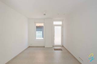 Vous recherchez une maison prête à emménager et économe en énergie, située dans un emplacement de choix ? Cette maison entièrement rénovée se trouve au cœur de Ninove, à quelques pas du centre commercial Ninia, des commerces, des écoles, des transports en commun et de toutes les commodités que le centre-ville a à offrir.<br /><br />La maison a été récemment entièrement rénovée et bénéficie d'une belle luminosité ainsi que d'un agencement pratique.<br /><br />Au rez-de-chaussée, vous trouverez un salon confortable, une cuisine entièrement neuve, un patio lumineux qui confère une sensation d'ouverture et de bien-être, une salle de bains moderne et des toilettes séparées.<br /><br />Au premier étage se trouvent deux chambres à coucher spacieuses.<br /><br />De plus, la maison est équipée de panneaux solaires, d'une installation électrique conforme et d'un label EPC A avantageux, ce qui garantit une consommation d'énergie extrêmement efficace et de faibles coûts énergétiques.<br /><br />Cette magnifique maison vous intéresse ? N'hésitez pas à contacter Jordi au 0477/32.61.53 pour plus d'informations ou pour une visite sur place.