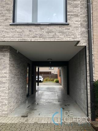 <p>Deze bovengrondse overdekte staanplaatsen zijn gelegen te Residentie César in het centrum van Lochristi.<br />De parkeerplaatsen kunnen samen of afzonderlijk gehuurd worden. (60 euro/maand per parkeerplaats)<br />Uw contactpersoon is Leen De Clercq via leen@vastgoed-dc.be</p>