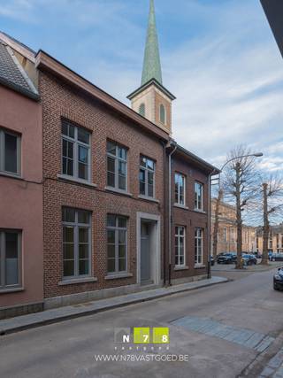 DUPLEX APPARTEMENT OP VERDIEPING 1 & 2 MET 2 SLAAPKAMERS, LIFT EN TERRAS TE MAASEIK.WERKWIJZE HUURDOSSIERInteresse? Surf dan zeker naar onze...