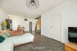 <p>Op een geweldige locatie in het groene Sint-Katelijne-Waver vinden we deze energiezuinige, vrijstaande woning.</p><p>De ruime woonkamer en de open keuken staan in direct contact met de tuin. Van hieruit kijkt u over de achterliggende weilanden en op de uitzonderlijk mooie treurwilg.<br />Via de gang komen we dan in de eerste ruime slaapkamer, ook met uitzicht over de tuin.<br />Daarnaast hebben we de volledig uitgeruste badkamer: ligbad, douche, toilet en dubbele wastafel zijn aanwezig. Hierdoor kunnen u en uw gezin genieten van alle comfort. Boven vinden we vervolgens drie volwaardige slaapkamers .<br />Tot slot geniet het pand nog van een ruime inpandige garage, waar u verschillende richtingen mee uit kan.</p><p>De ruime tuin voorziet nog een extra garage, die eventueel ook als hobbyruimte kan dienen. Het mooie prieel is daarnaast uitermate geschikt om te genieten van de groene omgeving: er is zelfs een ruimte voorzien voor diertjes.</p><p>Alle troeven op een rijtje:<br />- Ruime woning met 4 slaapkamers<br />- Gunstig EPC: 27 zonnepanelen, thuisbatterij en een warmtepomp<br />- Geweldige tuin in groene omgeving<br />- Dichtbij de R6 waardoor u in no-time in Mechelen, Antwerpen of Brussel bent.</p><p>Bekijk zeker de virtuele rondleiding!</p><p>Interesse in dit pand of benieuwd naar onze verkoopstrategie voor uw woning? Plan zeker een afspraak in via info@lamoen.net of 03 375 60 99 <br />Bodemattest, Asbestattest, Keuringen aanwezig. Stedenbouwkundige info beschikbaar. Geen herstelvordering opgenomen in het maatregelenregister. Overstromingsgevoeligheid: P- score D en G-score D. </p>