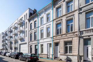 In een charmante en rustige straat op het Antwerpse Zuid bevindt zich deze uitzonderlijke stadswoning. De ligging combineert het beste van...