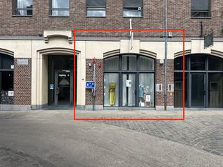 Cet espace commercial spécial d'environ 58 m² est situé dans la Witte Nonnenstraat, au cœur de Hasselt.<br /><br />Le bâtiment attire immédiatement le regard grâce aux grandes fenêtres côté rue, qui laissent entrer beaucoup de lumière naturelle et offrent une visibilité attrayante. <br /><br />L'espace commercial offre diverses options et est idéal pour une boutique, une salle d'exposition, une galerie, un studio ou toute autre activité commerciale, entre autres. Ce faisant, la mezzanine offre des options supplémentaires et renforce l'aspect unique du bâtiment.<br /><br />L'emplacement est également un atout important. L'établissement se trouve à quelques pas des principales rues commerçantes et des attractions du centre-ville de Hasselt.<br /><br />Il y a des installations sanitaires avec toilettes et une entrée arrière séparée à l'arrière.<br /><br />Intéressé par cette propriété commerciale de caractère ? Contactez-nous au +32 470 85 30 84 pour plus d'informations ou pour une visite.<br /><br />Les images générées par l’IA sont fournies en guise d'inspiration. Elles ne tiennent pas compte des spécifications techniques, ni des renseignements urbanistiques, ni des possibilités concrètes de réalisation.