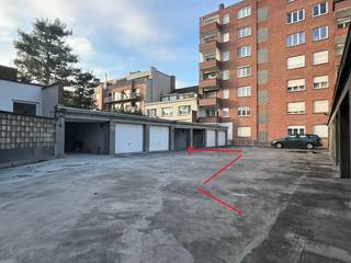 Hele ruime (+/- 16 m²), droge, met elektriciteit voorziene bovengrondse afgesloten garagebox.Met de wagen in te rijden via de Oude Vestigingstraat...