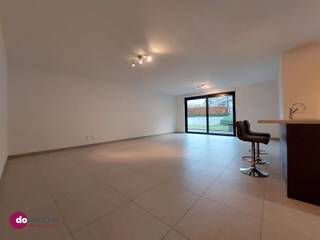 <p><span>Twee-slaapkamerappartement met terras en autostaanplaats in Steenokkerzeel</span></p><p><span> </span></p><p><span>Nabij het centrum van Steenokkerzeel kan je dit mooie appartement vinden, gelegen op de gelijkvloerse verdieping.</span></p><p><span> </span></p><p><span>Via de inkomhal, met apart toilet en ingebouwde vestiaire, kom je in de leefruimte met open, volledig geïnstalleerde keuken. Aansluitend aan de keuken is er een ruime berging. Door de grote schuiframen, die uitgeven op het ruime terras, geniet je steeds van voldoende lichtinval.</span></p><p><span> </span></p><p><span>Via de inkomhal, die tevens dienst doet als nachthal, heb je toegang tot de slaapkamers en badkamer. Het appartement is voorzien van twee ruime slaapkamers. De badkamer is uitgerust met een ligbad, douche en dubbele wastafel. Verder is er ook een ondergrondse parkeerplaats en een extra kelderberging ter beschikking, die eveneens bereikbaar is met de lift. </span></p><p><span> </span></p><p><span>Wil je graag wonen in een rustige omgeving, maar toch met alle voorzieningen in de nabijheid en met een vlotte verbinding naar Brussel, Mechelen, Antwerpen en Leuven? Dan is dit appartement vast iets voor jou!</span></p><p><span> </span></p><p><span>Contacteer ons voor een bezoek!</span></p><p><span> </span></p><p><span>015 20 36 00 - info@domoxim.be</span></p>