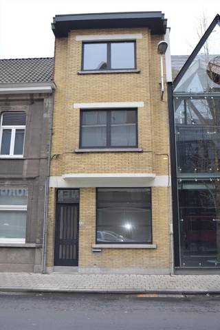Deze tof en geriefelijke ingerichte woning is gelegen pal in het centrum van Roeselare, vlakbij de Kleine Bassin en het Moermanpark, op een...