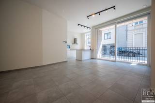 <strong>De ligging</strong><br />Dit <strong>nieuwbouwappartement </strong>(bouwjaar 2024) maakt deel uit van <strong>residentie 'Porta Klara'</strong>, gebouwd op de hoek van de Tolpoortstraat en de Achiel van Eechautestraat. Op amper 3 min. wandelen bereikt u het station van Deinze. Rondom de residentie zijn er allerhande winkels, horecazaken en overige faciliteiten ter beschikking waardoor u alles op <strong>wandel-/fietsafstand </strong>kan bereiken. Dankzij de vlotte verbinding met het op- & afrittencomplex van de E17 (afrit 7 Deinze) zijn centrumsteden Gent-Kortrijk beiden op respectievelijk 20 à 30 min. bereikbaar. <strong>Kortom, hier woont u comfortabel in het hart van Deinze!</strong><br /><br /><strong>De residentie</strong><br />Porta Klara is een <strong>tijdloos nieuwbouwproject</strong> dat zich naadloos integreert in de stedelijke context. Zo werd er gekozen voor verticaliteit in de gevel en werd de plafondhoogte op het gelijkvloers hoger voorzien opdat deze als een 'sokkel' wordt benadrukt. Om het tijdloze karakter van het gebouw te benadrukken, werd gekozen voor een grijze gevelsteen. Als aanvullend materiaal, werd geopteerd voor een donkerkleurig latwerk. Dit zorgt voor een extra warmte en hedendaagse touch aan het geheel. <strong>Porta Klara is dan ook een eyecatcher!</strong><br /><br /><strong>Het appartement</strong><br />Het appartement zelf is gelegen op het <strong>gelijkvloerse verdiep </strong>van het gebouw, een lift is aanwezig (om de autostaanplaats en kelderberging te bereiken). De bewoonbare oppervlakte bedraagt ca 114 m² (inclusief 2 terrassen). Er is ondermeer een ruime en lichtrijke leefruimte aanwezig met aansluitend terras aan straatzijde, een praktische keukenberging, alsmede 2 slaapkamers, badkamer en afzonderlijk toilet alsook een tweede terras palend aan de slaapkamer. In de kelderverdieping van het gebouw beschikt u bijkomend over een<strong> privatieve parkeerplaats én privatieve berging inbegrepen in de huurprijs</strong>. <br /><br /><strong>Kenmerken</strong><br />- Bewoonbare oppervlakte: ca 88 m²<br />- Oppervlakte terrassen: 3,5 m² en 22 m²<br />- Ramen bijkomend voorzien van vliegramen<br /><strong>- Volledig geschilderd en voorzien van armaturen</strong><br />- Energiezuinig (voorzien van zonnepanelen)<br /><br /><strong>Troeven</strong><br />- Knap appartement in tijdloos nieuwbouwproject!<br />- Energiezuinig!<br />- <strong>Volledig instapklaar (d.w.z. geschilderd, voorzien van armaturen + vliegramen)!</strong><br />- Toplocatie!<br /><br />Beschikbaarheid: 01/01/2027 of onmiddellijk (o.t.k. met huidige huurder)<br /><br />Gemeen. kosten: € 50.00 / maand<br /><br />Voor meer informatie of een bezoek ter plaatse reageer via het contactformulier of stuur naar info@hckinvest.be