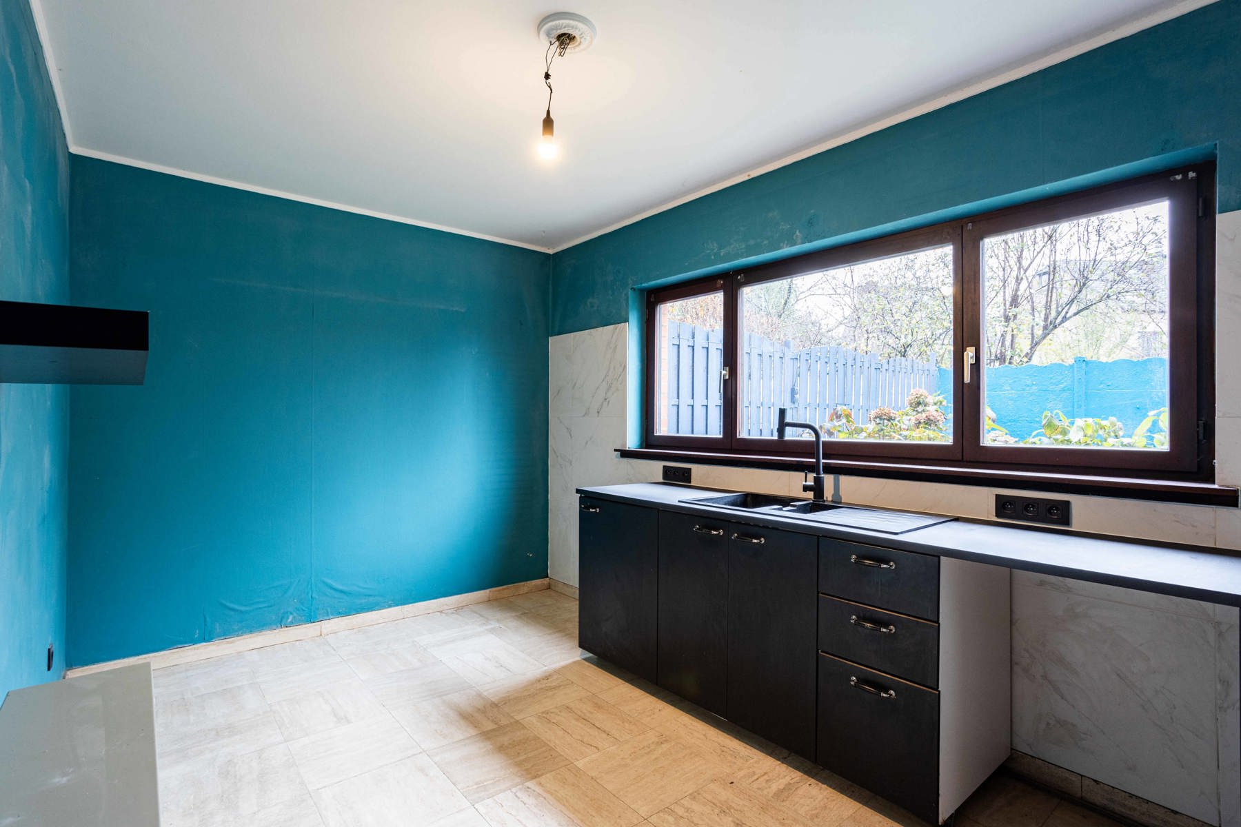 Gesloten bebouwing met garage en drie slaapkamers.  - foto 5