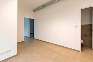 Goed gelegen handels gelijkvloers met grote raampartijenIdeaal voor kantoorruimte, vrije beroepen, praktijkruimte, …! Het is zeer centraal gelegen en...