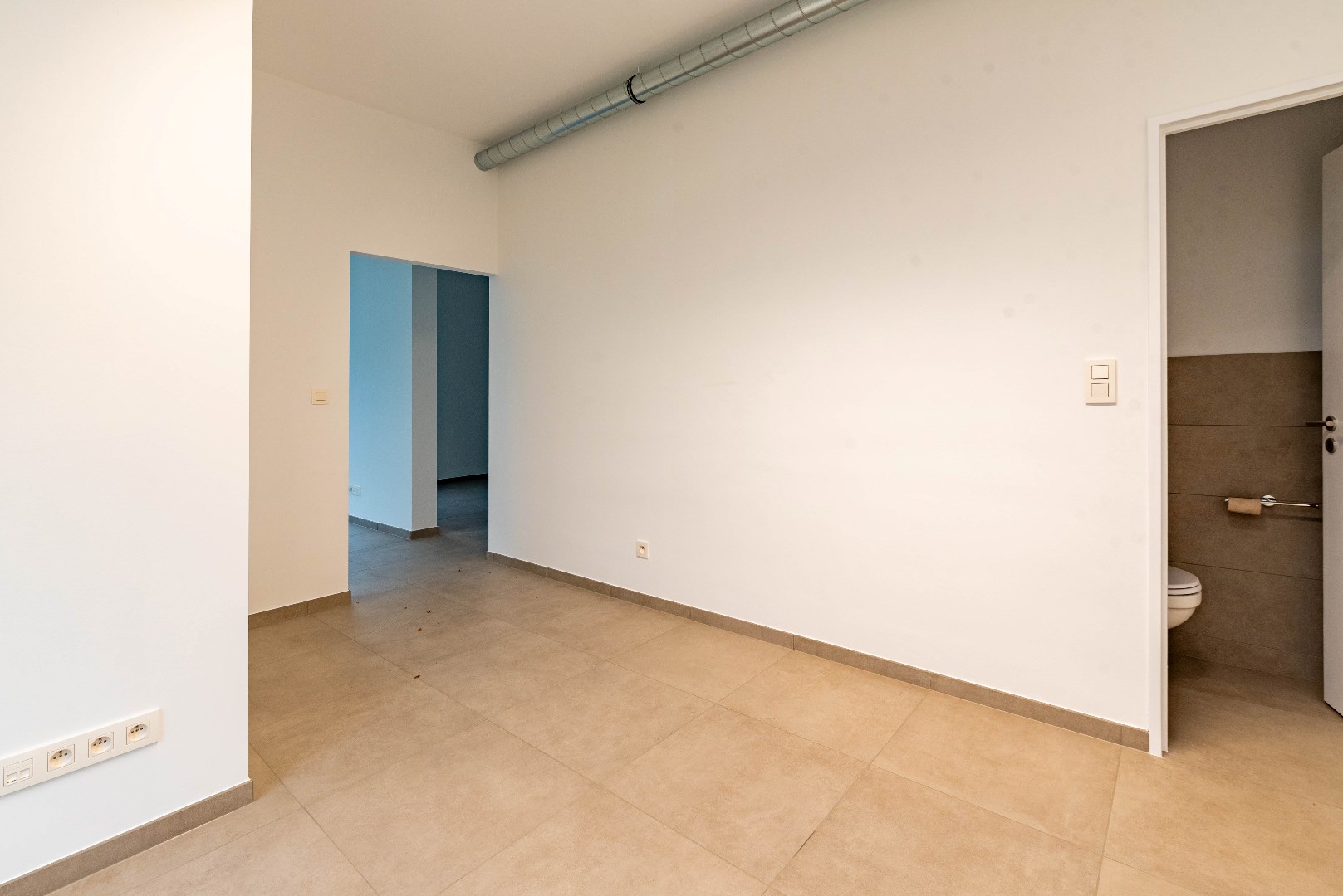 Goed gelegen handelsgelijkvloers met grote raampartijen - foto 3