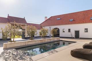 Het Molenhof is een prachtig gerenoveerde vierkantshoeve uit de 18de eeuw, gelegen in het hart van het Pajottenland. Deze unieke eigendom...