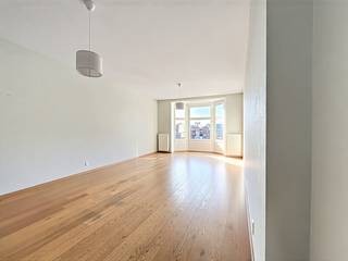 Prachtig ruim en lichtrijk appartement te huur in hartje Brugge op wandelafstand van de Markt, winkels, stadsparken,... Het appartement te huur biedt u 2 slaapkamers en een ruime zonnige woonkamer.Indeling: - 2°V.: inkomhal (7m²) - woonkamer (40 m²) - open keuken voorzien van inductie kookplaat, dampkap, frigo met diepvriesvakje, vaatwas en oven (8 m²) - berging met aansluiting wasmachine (9m²) - balkonterras bij de slaapkamer - twee slaapkamers (18 m² - 14 m²) - badkamer voorzien van douche, ligbad, toilet en lavabo (8 m²). Algemeen:- Huurprijs: €1000,00/maand - Provisie gemeenschappelijke kosten: €100,00/maand- Beschikbaar vanaf 02/2026Troeven:- Lichtrijk- Centraal gelegen &amp; omgeven door winkels- RuimDe snelste manier om een bezoek te brengen aan dit pand? Vraag je bezoek aan via de roze knop op onze website (www.dewaele.com) en je wordt gecontacteerd door één van onze verhuurexperten.