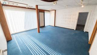 <h1><span>TE RENOVEREN WONING MET RUIME GARAGE, OVERDEKTE OPSLAGRUIMTE EN TAL VAN MOGELIJKHEDEN IN SINT-MARIA-OUDENHOVE</span></h1><p><span>Op zoek naar een renovatieproject met potentieel? Deze eigendom biedt een waaier aan mogelijkheden voor wie wonen en werken wil combineren, extra opslagruimte zoekt of op zoek is naar een interessante investering.</span></p><p><span>Gelegen in Sint-Maria-Oudenhove bevindt zich deze ruime woning met voormalige commerciële ruimte, een uitzonderlijk ruime garage en een overdekte opslagruimte achteraan. Dankzij de veelzijdige indeling en de beschikbare oppervlakte vormt deze eigendom een interessante opportuniteit voor zelfstandigen, handige kopers, autoliefhebbers of investeerders.</span></p><h3><span>INDELING VAN DE WONING</span></h3><p><span>Gelijkvloers</span></p><p><span>Via het gelijkvloers beschikt u over een commerciële ruimte van ca. 33 m², ideaal voor een handelsactiviteit, kantoor of praktijkruimte. Verder omvat deze verdieping een bureauruimte, een leefruimte, een keuken, een tweede leefruimte, een badkamer en een praktische berging.</span></p><p><span>Een absolute troef is de ruime garage met hoge plafonds. Deze biedt tal van mogelijkheden en is bijzonder interessant voor wie graag aan auto's werkt, een werkplaats wil inrichten of nood heeft aan extra ruimte voor materiaal en gereedschap.</span></p><p><span>Eerste verdieping</span></p><p><span>De eerste verdieping bestaat uit een nachthal en maar liefst vier slaapkamers. Hierdoor biedt de woning voldoende ruimte voor een gezin of voor wie extra kamers wenst in te richten als bureau, hobbyruimte of logeerkamer.</span></p><p><span>Tuin- en opslagruimte</span></p><p><span>Achteraan bevindt zich een tuin met een overdekte opslagruimte, voorzien van een nieuw dak. Deze extra ruimte biedt heel wat praktische mogelijkheden voor stockage, materiaalopslag of andere doeleinden, afhankelijk van de geldende voorschriften.</span></p><h3><span>EEN EIGENDOM MET POTENTIEEL</span></h3><p><span>Deze woning vraagt om renovatie, maar biedt tegelijk de mogelijkheid om het pand volledig naar eigen smaak en behoeften in te richten. De combinatie van woonruimte, commerciële mogelijkheden, een ruime garage en bijkomende opslagruimte maakt dit pand bijzonder veelzijdig.</span></p><p><span>Bent u op zoek naar een renovatieproject met ruimte, mogelijkheden en karakter? Dan is dit pand zeker een bezoek waard!</span></p><p><span>Belangrijk:</span><span> De renovatieplicht is van toepassing.</span></p><p><span>Mogelijks projectgrond mits goedkeuring stedenbouw. </span></p><h3><span>INTERESSE?</span></h3><p><span>Wenst u meer informatie of wilt u deze eigendom ter plaatse ontdekken? Reageer dan via de advertentie. Wij nemen vervolgens telefonisch contact met u op om een bezoek in te plannen.</span></p>