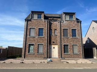 <strong>Instapklaar dakappartement met ruim terras, carport en autostaanplaats 🏡</strong><br /><br />Dit volledig afgewerkte dakappartement (V2) biedt comfortabel wonen op een rustige locatie, met een vlotte verbinding naar de autostrades.<br />Dankzij de afwerking conform de EPB-normen geniet u bovendien van een energiezuinig appartement.<br /><br />Het appartement is volledig geschilderd en voorzien van alle lichtarmaturen, waardoor het meteen instapklaar is.<br /><br /><strong>Indeling:</strong><br />De inkomhal geeft toegang tot alle ruimtes van het appartement. De woonkamer vormt samen met de keuken een aangename leefruimte, met een gezellige zithoek en directe toegang tot het mooie, ingesloten en ruime terras aan de voorzijde. ☀️<br /><br />De moderne keuken is volledig geïnstalleerd en voorzien van voldoende kastruimte en toestellen, waaronder een keramische kookplaat met dampkap, koelkast en vaatwasser.<br /><br />Verder beschikt het appartement over een aparte berging met aansluitingen voor wasmachine en droogkast.<br /><br />De badkamer is ingericht met een ligbad in combinatie met douche, een badmeubel met lavabo en een toilet.<br /><br />Er is één ruime slaapkamer met toegang tot een praktische zolderberging.<br /><br /><strong>Extra troeven:</strong><br />- Privatieve ruime kelderberging (nr. 5)<br />- Carport en autostaanplaats achteraan het gebouw 🚗<br />- Gemeenschappelijke fietsenberging 🚲<br /><br /><strong>Gemeenschappelijke kosten: €10/maand</strong><br /><br />Interesse?<br />Een bezichtiging is mogelijk op afspraak. Neem gerust contact met ons op voor meer informatie. 📞