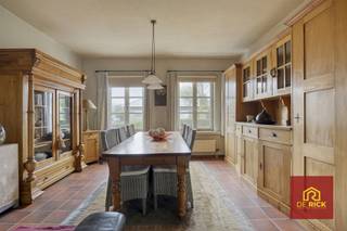 Deze instapklare en solide woning (betonconstructie) bevindt zich in de residentiële Louis Callebautstraat te Nieuwerkerken: een bijzonder rustige ligging, maar toch dicht bij winkels en het centrum van Aalst.Op het gelijkvloers omvat de woning een inkomhal met apart toilet, een lichtrijke woonkamer met gezellige open haard (witte stenen schouw), een ingerichte keuken met eethoek en aansluitende veranda. Op de eerste verdieping bevinden zich drie slaapkamers, een op te frissen badkamer en een tweede, apart toilet. De zolder is bereikbaar via een luik.Er is ruime parkeergelegenheid op de oprit, aangevuld met een garage, een terras en een tuin met een prachtig, open vergezicht.De woning beschikt over centrale verwarming op stookolie en is volledig voorzien van dubbele beglazing.