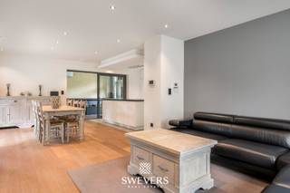 Voor meer info en foto’s, surf naar www.swevers.be – Op een perceel van ruim 1 hectare biedt deze volledig gerenoveerde open bebouwing aan de Hasseltsesteenweg 231 in Beringen een unieke mix van ruimte, comfort en centrale ligging. Met een bewoonbare oppervlakte van 431 m² en verdeeld over drie verdiepingen, is dit een instapklare gezinswoning met tal van mogelijkheden. De woning omvat onder meer een lichtrijke leefruimte, een moderne keuken met eiland, een veranda, meerdere badkamers en maar liefst zes slaapkamers en/of bureauruimtes. Ideaal voor wie wonen en werken wil combineren. Op de tweede verdieping vind je extra wooncomfort met een derde badkamer, een kinderkamer en een multifunctionele overloop. Buiten geniet je van een zuidwestelijk georiënteerd perceel met uitgestrekte tuinmogelijkheden. Voorzieningen zoals airco, alarm, zonnepanelen en videofoon verhogen het wooncomfort en de energie-efficiëntie. De ligging garandeert een vlotte verbinding naar de E313, Beringen en Hasselt, met winkels en openbaar vervoer vlakbij. Voor meer informatie, bel 011 255 155. Bron bewoonbare oppervlakte: EPC – verslag.