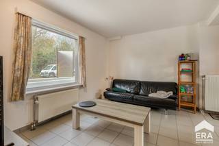 <p>Nabij het centrum van Eernegem bevindt zich deze instapklare, gerenoveerde starterwoning met twee slaapkamers. Dankzij de gunstige ligging geniet u van een vlotte bereikbaarheid, zowel met de wagen als via het openbaar vervoer – een absolute troef voor wie centraal wilt wonen. De woning werd grondig gerenoveerd en is volledig instapklaar. Op het gelijkvloers bevindt zich een gezellige en lichtrijke leefruimte die naadloos aansluit op een volwaardige, vernieuwde keuken. Deze is uitgerust met moderne inbouwtoestellen en biedt voldoende kastruimte en werkcomfort voor wie graag kookt. Aansluitend vindt u een praktische, stijlvol ingerichte badkamer voorzien van een inloopdouche, lavabomeubel en toilet, met een functionele indeling die optimaal gebruikmaakt van de beschikbare ruimte.</p><p>Op de verdieping bevinden zich twee volwaardige slaapkamers. Dankzij de nieuwe beglazing en de energiezuinige voorzieningen geniet de woning van een aangenaam wooncomfort. Bovendien is de elektriciteit conform, wat extra zekerheid biedt.</p><p>Buiten treft u een ruim, zuidgericht terras dat uitgeeft op de tuin – de ideale plek om in alle rust te ontspannen of gasten te ontvangen. Met een totale perceeloppervlakte van 559 m² biedt deze eigendom bovendien heel wat buitenruimte en mogelijkheden.</p><p>Kortom, deze energiezuinige en smaakvol gerenoveerde woning combineert comfort, functionaliteit en een uitstekende ligging, en vormt de ideale opportuniteit voor starters of wie op zoek is naar een zorgeloze, instapklare thuis.</p>