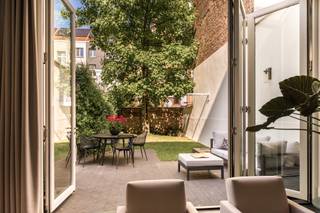 Prachtig gerenoveerd herenhuis met tuin!Gelegen aan één van de mooiste en gemoedelijke straten van Antwerpen-Zuid, bevindt zich dit karaktervolle...