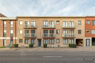 In the heart of Schoten you will find this beautiful and bright apartment. Thanks to the generous, light-filled living space of 33 m², you will...