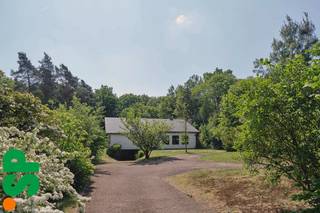 Verscholen in een uitzonderlijk groen en bosrijk decor ontvouwt deze karaktervolle villa van architect Bob Carpentier zich als een...