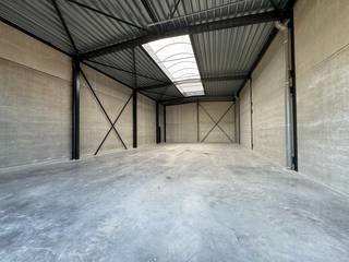 Deze bedrijfsunit ligt vlak aan de N16 en is beschikbaar. Deze goed geïsoleerd nieuwbouwunit is voorzien van een septische put van 2000 L...