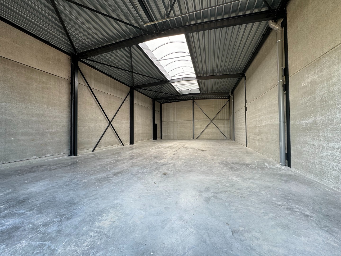 KMO unit met autostaanplaats in de nabijheid van de Rijksweg. - foto 2