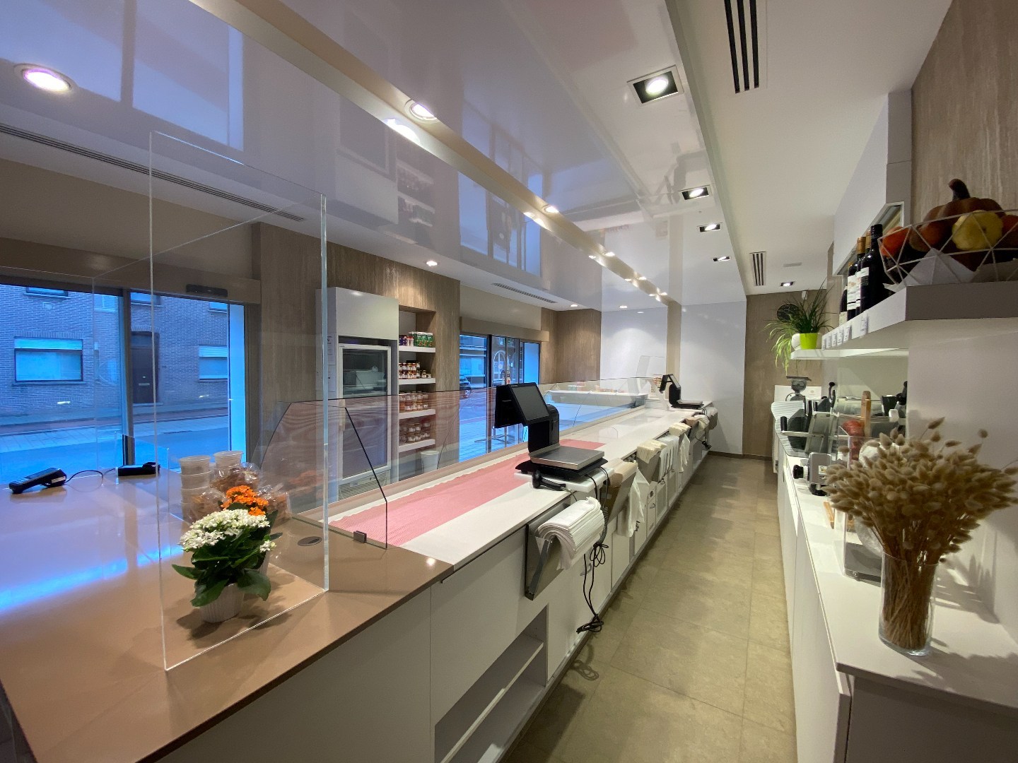 Multifunctioneel handelspand met luxueuze woonst op centrumligging in Sint-Eloois-Vijve! - foto 5