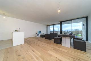 Geniet van de tijdelijke korting t.b.v. 6.000 euro (excl. aankoopkosten)!Residentie OTAX bestaat uit 21 ruime woonappartementen met private terrassen en een aangename daktuin. Daarnaast beschikt men in onmiddellijke omgeving over een supermarkt (7/7 open), ziekenhuis, openbaar vervoer en aansluiting op het plaatselijk fietspadennetwerk. Gelegen in de Ieperse Steenweg te Veurne en uiterst vlot bereikbaar via de autosnelweg en op 10 minuten van de kust.Dit ruim instapklaar woonappartement beschikt over een bewoonbare oppervlakte van 96 m² en bestaat uit:- ruime leefruimte met open keuken- 2 slaapkamers- badkamer met inloopdouche- berging- apart toilet- inkomhal- zuidgericht terras: 11 m²Dit appartement is reeds volledig geschilderd!Daarnaast kunnen alle bewoners ook genieten van een onderhoudsvriendelijke daktuin en -terras waar ieder naar believen kan vertoeven. De zon zal er tot zonsondergang van de partij zijn en de zichten naar de achterliggende polders zijn er oneindig!Voor de wagen beschikt men over een private carport (incl. voorziening laadkabel). Gemeenschappelijke fietsenberging is ook aanwezig. Tevens komt dit project in aanmerking voor de 6 % btw regeling, zowel voor eigen bewoning als ter investering!Ben je op zoek naar een appartement om zelf te bewonen of ter investering, leg nu alvast uw afspraak vast: 058 330 600 - veurne@dewaele.com