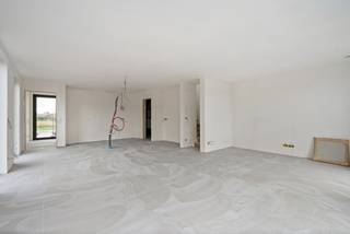 Deze nieuwbouwwoning wordt de komende weken volledig afgewerkt volgens de kenmerken van de linke woning en omvat een inkomhal met gastentoilet, woonkamer, open keuken, berging, 3 slaapkamers, 1 badkamer. Dankzij de moderne architectuur alsook de ecologische waarden hebben deze woningen veel karakter en comfort.<br /><br />Gelijkvloers:<br />Via de inkomhal, voorzien van een gastentoilet met handenwasser, betreedt u de ruime woon- en eetkamer. Grote raampartijen zorgen hier voor een overvloed aan natuurlijk licht. De leefruimte sluit naadloos aan op de volledig uitgeruste keuken met kookeiland en aparte koffiehoek, een echte troef voor liefhebbers van koken en gezellig samenzijn. Aansluitend bevindt zich een ruimte, praktische bering/ wasplaats. <br /><br />Eerste verdieping:<br />Op de eerste verdieping bevinden zich drie volwaardige slaapkamers, waaronder een ruime masterbedroom. De moderne badkamer is uitgerust met een ligbad, inloopdouche en dubbele wastafel in meubel. Daarnaast vindt u op deze verdieping een apart tweede toilet en een ruime nachthal, waar u indien gewenst ingemaakte kasten kan voorzien.<br /><br />Buitenruimte:<br />De tuin werd aangelegd met een ingezaaid gazon, siergrassen en een mooi zonneterras. De oprit is smaakvol uitgevoerd in grind en biedt een verzorgde, uitnodigende uitstraling. <br /><br />Prijs is exclusief notariskosten, exclusief btw (21%) op constructieaandeel (305.000 EUR) en exclusief registratierechten (12%) op grondaandeel (161.000 EUR). <br /><br />Buitengewone kenmerken:<br />- Bouwjaar 2026<br />- E-peil: -11<br />- Vloerverwarming<br />- Warmtepomp (lucht/water)<br />- 12 zonnepanelen<br />- Houtskeletbouw<br />- Hoogwaardige afwerking<br />- Praktische indeling en royale lichtinval