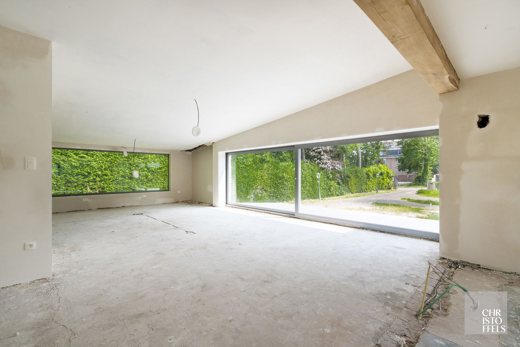 Deels gerenoveerde laagbouwvilla, residentieel gelegen in de bossen op een uitgestrekt perceel van 3.981m² - foto 3