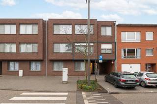 Localisation:
Cet appartement situé au premier étage se trouve sur la Kleinesteenweg à 2610 Wilrijk, dans un emplacement recherché à proximité de De Bist. Commerces, restaurants, écoles, transports en commun et parcs sont accessibles à pied. Grâce aux excellentes connexions, Anvers, Bruxelles, Malines et les principaux axes routiers sont rapidement et facilement accessibles.
Disposition:
Vous entrez par le hall d’entrée avec porte de sécurité et sol carrelé. Le lumineux séjour de 33 m² donne directement accès à la terrasse orientée plein sud de 10 m² avec vue dégagée. La cuisine ouverte est entièrement équipée et communique de manière pratique avec le débarras. L’appartement dispose en outre de deux chambres spacieuses de 13 m² et 15 m², d’une salle de bains avec baignoire, douche séparée et meuble lavabo, ainsi que d’un toilette invités séparé.
Emplacement de parking à acheter obligatoirement pour 25.000 euros.
Cave: présente.
Atouts:
✓ Appartement économe en énergie avec PEB B.
✓ Appartement prêt à emménager dans un emplacement de choix
✓ Terrasse orientée plein sud de 10 m² avec vue dégagée. Deux chambres spacieuses. Volets automatiques et moustiquaires présents.
Données techniques:
Année de construction: 2007
Compteurs individuels pour le gaz, l’électricité et l’eau.
Chauffage au gaz et climatisation.
Double vitrage en aluminium avec volets et moustiquaires.
Extra:
Charges générales mensuelles: 148 euros.
Renseignements urbanistiques en demande.
Curieux de connaître la valeur de votre bien? Demandez une estimation gratuite via lex@bauwensvastgoed.be