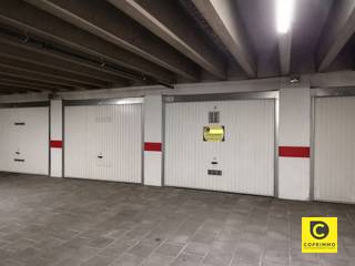 <p><span>Ondergrondse garagebox met afstandsbediening te Fruithoflaan! </span></p><p><span>Deze garagebox werd recent opgewaardeerd, is centraal gelegen en beschikt over een automatische poort met afstandsbediening. </span></p><p><span>Dit ondergrondse garagecomplex telt 3 toegangen met badgesysteem en camerabewaking, waarvan 2 via de Fruithoflaan, de derde situeert zich op de Roderveldlaan. </span></p><p><span>De garagebox is onmiddellijk beschikbaar!</span></p><p><span> </span></p><p><span>Afmetingen:</span></p><p><span>Diepte: 5,95m </span></p><p><span>Breedte: 3m</span></p><p><span>Hoogte: 2,02m</span></p><p><span> </span></p>