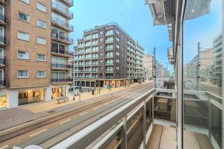 Dit zonnig appartement met aparte slaapruimte ligt op een uitzonderlijke locatie, vlak aan de Zeedijk. U geniet hier van een verblijf op wandelafstand van winkels en het openbaar vervoer.Bij het binnenkomen betreedt u de inkomhal die uitgeeft op de ruime, lichtrijke leefruimte met toegang tot het terrasje. De moderne keuken beschikt over tal van opbergmogelijkheden, een combi-oven en een koelkast met diepvriesvak. De badkamer is uitgerust met een ruime inloopdouche en enkele lavabo. De slaapruimte is voorzien van ingemaakte kasten en biedt toegang tot een aparte berging met aansluiting voor een wasmachine. Een ideaal appartement aan zee!Indeling: - Inkomhal- Woonkamer met ingerichte keuken en toegang tot zuidgericht terras. - Ruime slaapruimte met kasten en extra bergruimte (voorzien van aansluiting wasmachine)- Badkamer met lavabo en ruime douche- Apart toilet- KelderbergingTroeven: - Volledig gerenoveerd - Conforme elektrische keuring- Lichtrijke leefruimte- Absolute topligging vlakbij de Zeedijk- Berging op het appartement met aansluiting wasmachine- Kelderberging - Gemeenschappelijke fietsenberging- Vernieuwde inkomhal- Op wandelafstand van winkels, openbaar vervoer en het nieuwe CasinoInteresse in dit aangenaam appartement met slaapruimte aan zee? Neem vandaag nog contact op met ons kantoor!