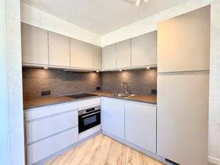Gerenoveerd en bemeubeld appartement met zeezicht, op enkele stappen van het strand.<br /><br />Inkomhal, lichtrijke leefruimte, open en ingerichte keuken, slaapkamer met douche, wastafel en apart toilet.<br /><br />Uitstekende binnenafwerking - Fietsenberging aanwezig in de residentie - Elektriciteit conform<br /><br />EPC: 281 kWh / (m² jaar) - Label C<br /><br />Meer info en documenten op www.immodepanne.be