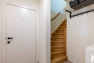 <p><strong>Instapklaar appartement met 2 ruime slaapkamers, autostaanplaats, private kelderberging en zonnig terras van ca. 21 m² op wandelafstand van het centrum, kunstacademie en hondenweide en fietsafstand van natuurreservaat Het Goorken en Lokkerse dammen, Energielabel B.</strong></p>
<p>Welkom in dit bijzonder ruime en instapklare appartement, waar comfort, licht, een doordachte indeling en een hoogwaardige afwerking mooi samenkomen. Met twee volwaardige slaapkamers, een royaal zuidwestgericht terras, een autostaanplaats én een private berging biedt deze woning alles wat u nodig heeft voor aangenaam en zorgeloos wonen.</p>
<p>Via de gemeenschappelijke inkomhal, afgewerkt met een prachtige natuurstenen bevloering, bereikt u dit duplexappartement op de eerste verdieping. Zodra u binnenstapt, vallen meteen de royale woonoppervlakte en het aangename ruimtegevoel op. De verschillende leefruimtes sluiten mooi op elkaar aan en werden praktisch en stijlvol ingericht. De ruime inkomhal biedt voldoende plaats voor een vestiaire en vormt het centrale punt van het appartement. Van hieruit heeft u enerzijds toegang tot de leefruimtes en anderzijds tot de slaapvertrekken op de tweede verdieping. De lichtrijke woonkamer vormt het hart van de woning en geniet dankzij de grote raampartijen van een overvloed aan natuurlijk daglicht. De leefruimte werd opgedeeld in een gezellige zithoek aan de straatzijde en een royale eethoek aansluitend bij de keuken. Hierdoor ontstaat een aangename en open leefomgeving waar zowel ontspannen als uitgebreid tafelen perfect tot zijn recht komt. De keuken werd volledig op maat uitgewerkt en combineert een stijlvolle uitstraling met optimaal gebruiksgemak. Er is ruim voldoende werk- en opbergruimte en uiteraard zijn alle nodige toestellen aanwezig. Een leuke extra is de gezellige ontbijthoek met hoge tafel: de ideale plek voor een snelle koffie in de ochtend, een informele lunch of een aperitief met familie en vrienden. Vanuit de keuken heeft u rechtstreeks toegang tot één van de absolute blikvangers van het appartement: het zuidwest georiënteerde terras van circa 21 m². Dankzij de gunstige oriëntatie geniet u hier volop van de middag- en avondzon. Het terras is mooi afgewerkt, biedt verrassend veel privacy en kijkt aangenaam uit over het omliggende groen. Wanneer de avond valt, krijgt u bovendien een sfeervol uitzicht op de verlichte Toremansmolen. Een heerlijke buitenruimte waar u in alle rust kunt zonnen, aperitieven, tafelen of simpelweg ontspannen na een lange dag.</p>
<p>Op de verdieping bevinden zich twee ruime en volwaardige slaapkamers, waardoor het appartement perfect geschikt is voor een koppel, een klein gezin of wie graag beschikt over een extra bureau-, hobby- of logeerkamer. Verder beschikt de woning over een praktische bergruimte, twee afzonderlijke toiletten en een verzorgde, stijlvolle badkamer. Deze is uitgerust met een ligbad met douchefunctie, twee wastafels, een ruime spiegelkast en praktische onderkasten. Ook hier werd veel aandacht besteed aan comfort en voldoende opbergruimte.</p>
<p>Als extra troef zijn zowel de autostaanplaats als de private berging inbegrepen. U beschikt dus niet alleen over een vaste parkeerplaats, maar ook over bijkomende opslagruimte voor bijvoorbeeld fietsen, seizoensmateriaal of andere persoonlijke spullen.</p>
<p>Kortom, dit is een ruim, lichtrijk en volledig instapklaar appartement dat zich onderscheidt door zijn aangename indeling, kwalitatieve afwerking en bijzonder fijn terras. De combinatie van twee ruime slaapkamers, een grote buitenruimte, een eigen autostaanplaats en private berging maakt dit tot een zeer complete woonst waar u zonder zorgen meteen uw intrek kunt nemen.</p>
<p></p>