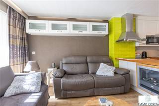 Vernieuwd appartement op topligging, vlakbij de Zeedijk en midden in het winkelcentrum. Indeling : inkomhal voorzien van grote, op maat...