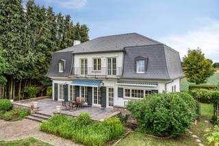 CASALINA Real Estate propose en exclusivité à la vente : Cette magnifique villa dégage un charme intemporel. Elle est située sur un terrain de 1380...
