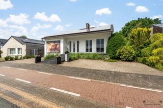 <p><span>Aan de Engstegenseweg 28A in Zonhoven bevindt zich deze uitzonderlijk ruime en veelzijdige woning met een bewoonbare oppervlakte van maar liefst 278 m² op een perceel van 756 m². Dankzij haar doordachte indeling, uitstekende energiescore en talrijke gebruiksmogelijkheden vormt deze eigendom de ideale thuisbasis voor grote gezinnen, samengestelde gezinnen, vrije beroepen of kandidaten die op zoek zijn naar een woning met kangoeroemogelijkheden.</span></p><p><span>De woning werd oorspronkelijk opgericht in 1973 en onderging doorheen de jaren 2021 tot op heden verschillende grondige renovaties. Hierdoor geniet u vandaag van een eigendom die ruimte en karakter combineert met hedendaags wooncomfort en een bijzonder energiezuinige afwerking.</span></p><p><span> </span></p><p><span>Via de functionele loopbrug bereikt u de inkomhal die onmiddellijk een gevoel van ruimte en licht creëert. Op het gelijkvloers bevindt zich aan de linkerzijde een afzonderlijk gedeelte met twee slaapkamers, een atelier, een gastentoilet en een recent vernieuwde badkamer voorzien van een stijlvolle douche, tweede toilet en infraroodvoorziening. Deze indeling leent zich uitstekend voor een praktijkruimte, zelfstandige activiteit, zorgwonen of een kangoeroeconcept.</span></p><p><span>Centraal en aan de rechterzijde van de woning bevindt zich de indrukwekkende leefruimte van maar liefst 42 m². Dankzij de grote raampartijen geniet deze ruimte van bijzonder veel natuurlijke lichtinval en een aangename connectie met de tuin. Zowel vanuit het linker- als rechtergedeelte van de woning komt u uit in een tweede leefruimte die naadloos aansluit op de ruime keuken. Vanuit de keuken heeft u toegang tot de veranda met een mooi zicht op de tuin. Aansluitend bevindt zich een praktische berging en een toegang naar de kelderverdieping.</span></p><p><span>Op de eerste verdieping geeft de nachthal toegang tot vier ruime slaapkamers met oppervlaktes variërend van ongeveer 12 m² tot 15,6 m². Verder vindt u hier een derde toilet en twee praktische zolderbergingen die extra opslagruimte bieden voor het hele gezin.</span></p><p><span>Ook aan bergruimte geen gebrek. De woning beschikt over een kelder van circa 40 m², een inpandige garage van ongeveer 27 m² en bijkomende kruipkelderruimtes van ongeveer 88 m².</span></p><p><span> </span></p><p><span>Op energetisch vlak behoort deze woning tot de absolute uitblinkers in haar segment. Met een EPC-label A en een energieverbruik van slechts 83 kWh/m²/jaar combineert deze eigendom wooncomfort met lage energiekosten. De woning is uitgerust met drie lucht-lucht warmtepompen, 38 zonnepanelen, een thuisbatterij, driedubbele beglazing in PVC-profielen, vernieuwde en geïsoleerde daken en een geïsoleerde kelder. Er zijn ook nog groene stroomcertificaten aanwezig tot 2029. Bovendien is de elektrische installatie conform en beschikt de woning over een asbestveilig attest. Ook op het vlak van veiligheid werd niets aan het toeval overgelaten dankzij de aanwezigheid van een alarmsysteem en brandbeveiliging.</span></p><p><span> </span></p><p><span>Buiten geniet u van een verzorgd, volledig omheind perceel met een vernieuwd terras, een regenwaterput en ruime parkeermogelijkheden voor meerdere voertuigen. Een bijkomende troef is de uitstekende bereikbaarheid van het eigendom, dat toegankelijk is via de Engstegenseweg én ook via een automatische poort langs de achterzijde via de Zavelstraat. De ligging combineert rust, bereikbaarheid en nabijheid van alle dagelijkse voorzieningen. Winkels, scholen, openbaar vervoer en belangrijke verbindingswegen bevinden zich op korte afstand, terwijl u eveneens geniet van de nabijheid van natuur- en recreatiegebieden die Zonhoven zo geliefd maken.</span></p><p><span> </span></p><p><span>Bent u op zoek naar een ruime, energiezuinige woning met tal van mogelijkheden voor wonen, werken of zorgwonen? Dan verdient deze unieke eigendom zonder twijfel uw bezoek.</span></p><p><span> </span></p><p><span>EPC-label A – 83 kWh/m²/jaar</span><span><br /></span><span>EPC-certificaatnummer: 20260518-0003866951-RES-1</span></p><p><span> </span></p><p><span>Voor meer informatie of een bezoek ter plaatse:</span></p><p><span>Vastgoed Janssen & Janssen</span><span><br /></span><span>☎</span><span> 011 199 991<br /></span><span>✉</span><span> <span>Lindsey@janssenenjanssen.be</span></span></p><p><span> </span></p><p><span> </span></p>