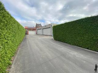 Magazijn/opslagruimte van ca. 310m² in het centrum van Meer.Bijzonderheden:-automatische poort-ruime oprijlaan afgesloten met een poort-inrit langs...