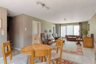 Deze instapklare duplex met 3 slaapkamers is gunstig gelegen in het centrum van Tessenderlo. Alle voorzieningen, zoals winkels, horecazaken, scholen en openbaar vervoer, bevinden zich op wandelafstand. De residentie is bovendien vlot bereikbaar, zowel vanuit de omliggende gemeenten als via de belangrijkste verbindingswegen.<br /><br />Indeling:<br />De duplex is gelegen op de eerste verdieping van residentie Dennenhof. Bij het betreden van het appartement komen we in de inkomhal met gastentoilet. Van hieruit is er toegang tot de lichtrijke woonkamer met aansluitend de uitgeruste keuken. De woonkamer geeft bovendien toegang tot een handige berging/wasplaats.<br /><br />Via de trap in de woonkamer bereiken we de tweede verdieping. Hier bevinden zich een apart toilet, 3 volwaardige slaapkamers en een badkamer, uitgerust met een ligbad en wastafel.<br /><br />Via een valtrap is de ruime zolder bereikbaar, ideaal als extra bergruimte.<br /><br />Verder beschikt het appartement over een overdekte autostaanplaats. Daarnaast zijn er in de straat voldoende parkeermogelijkheden.<br /><br />Extra troeven:<br />- Nieuwe gasketel wordt nog geplaatst<br />- Energiezuinig (EPC-label B)<br />- Gunstige centrale ligging<br />- 3 volwaardige slaapkamers<br /><br />Voor meer info of een bezoek contacteer ons via info@vastengoed.be of via 014/72 73 74.<br /><br />Wenst u een gratis schatting van uw eigendom? Contacteer ons via 014/72 73 74.