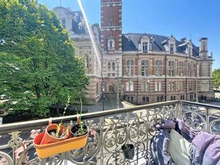 <strong>HAUT DE SAINT-GILLES, in de gewilde wijk Maison Communale, dicht bij alle voorzieningen (winkels en openbaar vervoer), prachtig appartement van ±70 m² op de 1e verdieping. Het is als volgt ingedeeld: woonkamer van ±17 m², eetkamer van ±13 m², ingerichte keuken (oven, kookplaten, afzuigkap, aansluiting voor wasmachine), terras op het noordoosten van ±17 m², een slaapkamer van ±17 m² met uitgang naar een balkon op het zuidwesten, een werkkamer van ±7 m², badkamer. Raming van de lasten: 70 €/maand (koud water, gemeenschappelijke kosten, aansprakelijkheidsverzekering). Beschikbaar vanaf 31/08/2026. Afmetingen ter indicatie.</strong><br /><br />
<p><u>Op de 1e verdieping: </u></p>
<p> </p>
<p>- Woonkamer ± 17 m²</p>
<p>- Eetkamer ± 13 m²</p>
<p>- Ingerichte keuken (oven, kookplaten, afzuigkap, aansluiting voor wasmachine)</p>
<p>- Terras (noordoost) ± 17 m²</p>
<p>- Slaapkamer ± 17 m²</p>
<p>- Balkon (zuidwest)</p>
<p>- Badkamer</p>
<p>- Kantoor ± 7 m²</p>