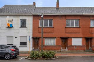 <p>Zoek je een woning waar je meteen het gevoel hebt dat alles binnen handbereik ligt? In de Boerenkrijgstraat woon je rustig, maar toch op wandelafstand van winkels, scholen en het centrum van Mechelen.</p>
<p>Op het <strong>gelijkvloers</strong>, kom je binnen in een ruime leefruimte die naadloos overgaat in de eetkamer, een plek waar het dagelijkse leven zich vanzelf afspeelt. Aansluitend vind je de aparte keuken, praktisch ingericht en met zicht op de achterliggende tuin. Achteraan op het gelijkvloers bevindt zich de badkamer met douche en lavabo, aangevuld met een apart toilet. Vanuit deze ruimte stap je zo naar het terras en de tuin, een aangename buitenplek waar je in alle rust kan genieten van een koffiemoment of een lange zomeravond.</p>
<p>Op de <strong>eerste verdieping</strong> liggen twee comfortabele slaapkamers, elk met hun eigen karakter en mogelijkheden. <br />De <strong>zolderverdieping </strong>biedt nog extra potentieel en kan perfect worden ingericht als derde slaapkamer, hobbyruimte of rustige thuiswerkplek.</p>
<p>Met zijn centrale ligging, praktische indeling en uitbreidingsmogelijkheden is dit een woning waar je stap voor stap jouw eigen thuis van kan maken. <br />Kom eens kijken en plan je bezoek in via de website!</p>