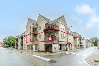 <p>Ruim en goed onderhouden appartement in het centrum van Oeselgem met grote garage en praktische berging.</p>
<p> </p>
<p>Dit appartement uit 2004 combineert een aangename woonoppervlakte met een centrale en residentiële ligging in Oeselgem. het appartement is zeer goed onderhouden en biedt een praktische indeling met drie volwaardige slaapkamers, ideaal voor gezinnen of wie extra ruimte zoekt. De lichtrijke leefruimte sluit mooi aan op de keuken en het terras, wat zorgt voor een comfortabel woongevoel. Extra troeven zijn de grote garage en de aparte berging, die zorgen voor heel wat extra opslagruimte. Dankzij de centrale ligging bevinden winkels, voorzieningen en verbindingswegen zich vlakbij.</p>
<p> </p>
<p>Belangrijkste ruimtes:<br />• Ruime woonkamer met veel lichtinval<br />• Geïnstalleerde keuken met praktische indeling<br />• Drie volwaardige slaapkamers<br />• Badkamer met comfortabele inrichting<br />• Apart toilet<br />• Inkomhal en hal met vlotte circulatie<br />• Berging met extra opbergruimte<br />• Terras om buiten te genieten<br />• Grote garage<br />• Kelderberging</p>
<p> </p>
<p>Troeven:<br />• Zeer ruim appartement met praktische indeling<br />• Grote garage en extra berging inbegrepen<br />• Goed onderhouden gebouw en appartement</p>
<p> </p>
<p>Neem vandaag nog contact op voor een bezoek.</p>
<p> </p>
<p>JOUW DROOMAPPARTEMENT. ZO GEVONDEN!</p>