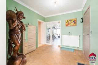 [[ DIT PAND NEEMT DEEL AAN DE ERA OPEN HUIZEN DAG OP 13/6 VAN 16:00 TOT 17:00 ]]
<p>Ben je op zoek naar een appartement met 2 slaapkamers, terras en kelderberging in het centrum van Aalst? Gevonden!<br />Pal op de Hopmarkt, op slechts enkele stappen van de Grote Markt, bevindt zich dit lichtrijke appartement op de zesde verdieping (lift aanwezig). Dankzij deze uitzonderlijke ligging geniet je van een directe toegang tot winkels, horeca, openbaar vervoer en alle voorzieningen die het bruisende stadscentrum te bieden heeft. Met een bewoonbare oppervlakte van 100 m² biedt het appartement een aangename combinatie van ruimte, comfort en een prachtig uitzicht over de stad. Bovendien scoort deze eigendom uitstekend op technisch vlak dankzij de conforme elektrische keuring, het gunstige EPC-label en het asbestveilig attest. Hierdoor is dit appartement niet alleen een ideale woonst voor wie centraal wil wonen, maar ook een interessante investering met een sterk verhuurpotentieel!</p>

<p>Bij het binnenkomen kom je terecht in de ruime leefruimte met stijlvolle parketvloer en airco, die zorgt voor een aangenaam binnenklimaat tijdens elk seizoen. Aansluitend bevindt zich de ingerichte keuken, uitgerust met onder meer een vaatwasser. Via de centrale nachthal bereik je de praktische berging, het aparte toilet, de recent vernieuwde badkamer en twee volwaardige slaapkamers. Het gezellige terras vormt een mooie extra troef waar je in alle rust kan genieten van de buitenlucht. Daarnaast beschikt het appartement over een privatieve kelderberging die zorgt voor extra opbergruimte.</p>

<p>Ben je op zoek naar een ruim en instapklaar appartement op een absolute toplocatie in Aalst, ideaal voor eigen bewoning of als investering? Contacteer ons vandaag nog voor een bezoek!</p>