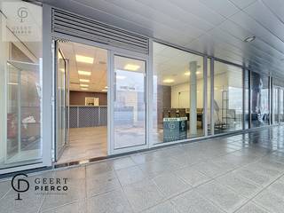 Dit knap handelspand kan meteen in gebruik genomen worden.Het is momenteel ingedeeld in een ruime inkom en vergaderruimte, met daarachter de...