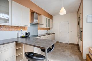 Ruime gezellige eengezinswoning te Erembodegem met een zeer vlotte bereikbaarheid: openbaar vervoer(trein, bus), school, winkels ... Deze woning werd grotendeels gerenoveerd in 2011-2012. Zij beschikt over alle comfort! Zij is als volgt ingedeeld: - gelijkvloers: heel ruime inkomhal met inbouwkasten, leefruimte met aansluitend de hedendaagse volledig ge-equipeerde keuken, reeds 1 slaapkamer met doucheruimte en toilet, het waslokaal en de veranda - op de verdieping: nachthal met haar drie slaapkamers, badkamer en toilet. Vanuit de nachthal is de geïsoleerde zolder te bereiken dmv een vaste trap. Deze biedt heel wat opbergruimte. Vanuit de veranda en de slaapkamer op het gelijkvloers heeft men toegang tot het terras en de grote tuin. U zoekt een mooie en comfortabele woning met gevoel van ruimte en achterliggend een beetje groen? Dan kan deze u waarschijnlijk bekoren! Bij interesse aarzel niet ons te contacteren via affligem@immoaccenta.be.