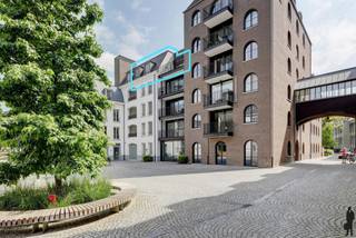 <strong>Gelegen in hartje Turnhout in residentie "Jacobsmarkt": Instapklaar appartement van 117m² met een riante slaapkamer en aangenaam zonneterras met de ideale oriëntatie op het westen. In de kelderverdieping bevindt zich de ondergrondse autostaanplaats en ruime kelderberging. </strong><strong>De appartementen in deze residentie zijn erkend als assistentiewoningen en bieden u het comfort en de privacy van uw eigen woning in combinatie met uitgebreide zorg, ontspanning en sociale contacten, en dit op wandelafstand van de Turnhoutse Grote Markt. </strong><br /><br /><span>Indeling van het appartement:</span><br />Inkomhal met gastentoilet. Ruime en lichte woonkamer die via een grote schuifraam toegang biedt tot het terras. Hier geniet u de hele namiddag en avond van de zon. De keuken heeft een ontbijthoek, is uitgerust met kwaliteitstoestellen van Miele (inductiekookplaat, ijskast, diepvriezer en vaatwasser) en heeft een aansluitende, praktische berging / wasplaats. De slaapkamer is maar liefst 31m² groot; Hier heeft u ruimte om eventueel een dressing of bureauhoek te maken. De badkamer bevindt zich aansluitend, is vanzelfsprekend rolstoeltoegankelijk en is voorzien van een toilet en ruime inloopdouche. <br /><br />De ondergrondse autostaanplaats (nummer 60) bevindt zich vlakbij de lift. Deze is bij aan te kopen voor € 20.000,- samen met de kelderberging van +/- 13m² (nummer 10) voor € 5.000.<br /><br /><span>Gemeenschappelijke voorzieningen:</span><br />Wekelijks worden er verschillende activiteiten georganiseerd, denk maar aan koffiemomenten, aperitiefavonden, groepslessen in de fitness, petanque, ... <br />U kan gebruik maken van de onstpanningsruimte "Het Salon", restaurant "De Koeiketel", de bibliotheek, de kruidentuin op het prachtige dakterras, de binnentuin, de fitnessruimte met massageruimte, de wellness met hamman en sauna, ... <br />Tot slot is er een inwonende woonassistent / kinesist die 24/24u beschikbaar is en samen met het team van thuisverpleging "Sana" de noodoproepen verzorgt. Wij bezorgen u met veel plezier een volledig overzicht van alle voorzieningen die worden aangeboden. <br /><br /><span>Bijzonderheden:</span><br />- Airco in de slaapkamer en woonkamer<br />- Kwaliteitsvolle materialen en parketvloeren<br />- Centrale verwarming op aardgas met radiatoren <br />- Goedgekeurde elektrische installatie, conform verslag tot 19/10/2037<br />- Gunstige EPC-score van 145 kWh/m²/jaar<br /><br />Neem een kijkje doorheen dit appartement via de interactieve grondplannen: http://deboerenpartners.virtimmocontent.be/start-visit/2831<br /><br />