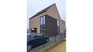 Een energiezuinige woning bestaande op het gelijkvloers een zeer ruime woonkamer met open, ingerichte keuken, 4 slaapkamers, bureel, 3...